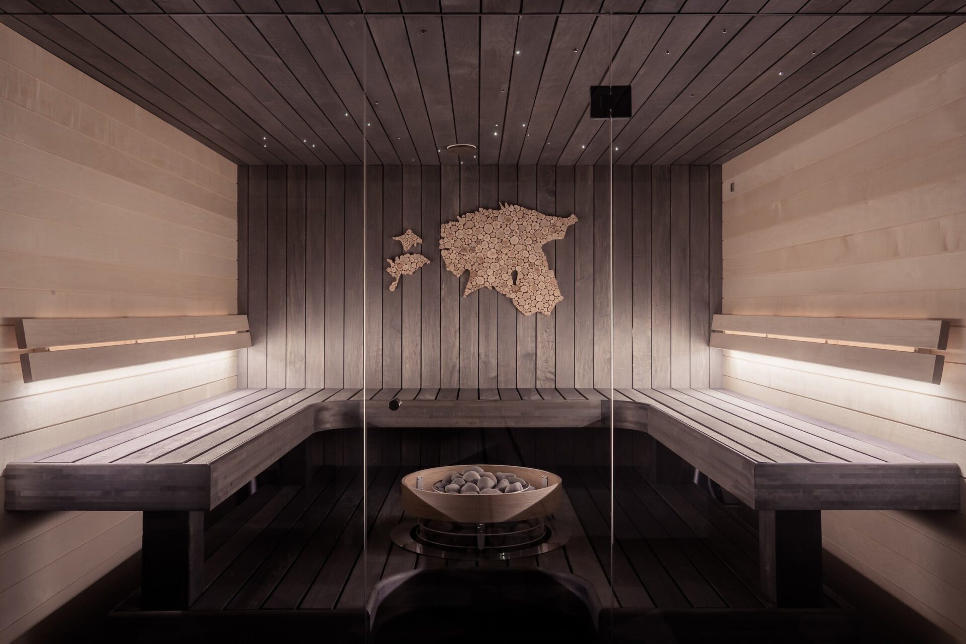 A sauna seca é um exemplo de como pequenos momentos podem transformar a rotina e faz parte do Trebbiano, da Construtora Equilíbrio.