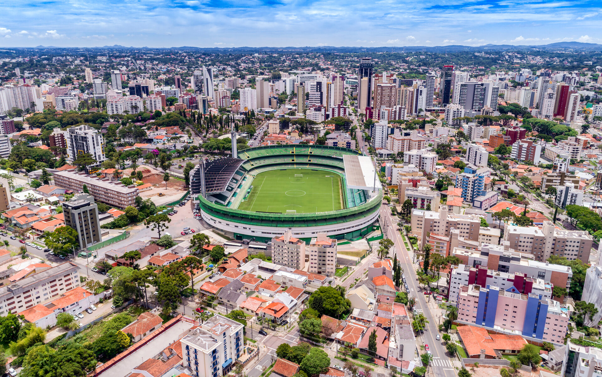 O mercado imobiliário de Curitiba segue aquecido e bairros tradicionais,como o Alto da Glória, voltaram a despertar interesse dos compradores.